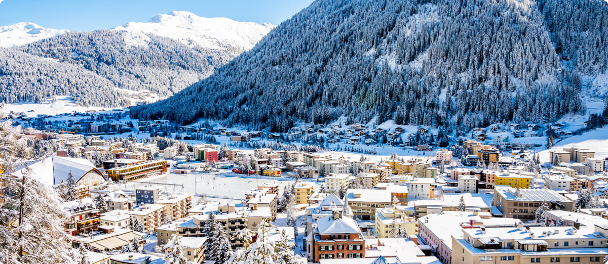 plano aereo de del pueblo de Davos nevado